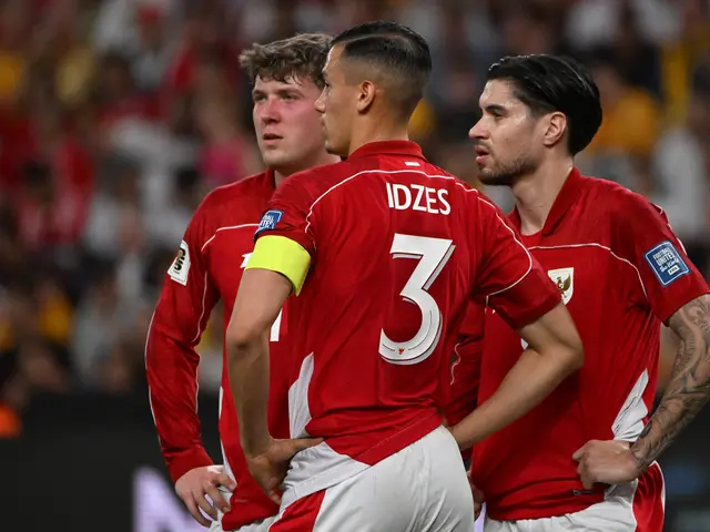 Sejumlah pemain Timnas Indonesia, yakni Jay Idzes (tengah), Kevin Diks (kanan), dan Ole Romeny (kiri), berdiskusi saat menghadapi Australia pada lanjutan Kualifikasi Piala Dunia 2026 di Sydney Football Stadium, Kamis (20/3/2025) sore WIB. (DAVID GRAY / AFP)