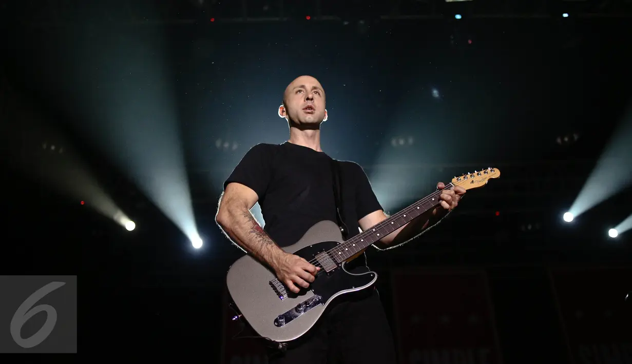 Aksi gitaris Simple Plan, Jeff Stinco, dalam konser di Ecovention Eco Park, Ancol, Jakarta, Minggu (4/9). Konser bertajuk Taking One for The Team Tour itu merupakan rangkaian tur untuk mempromosikan album terbaru Simple Plan. (Liputan6.com/Faizal Fanani)