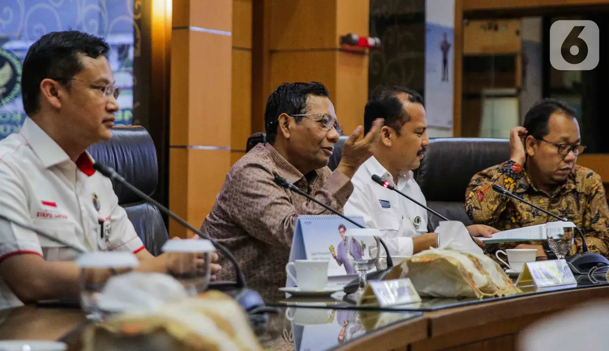 Menko Polhukam Mahfud Md (kedua kiri) saat berbincang dengan jajaran Grup Emtek di Kantor Kemenko Polhukam, Jakarta, Kamis (12/3/2020). Jajaran Grup Emtek mengunjungi Mahfud Md untuk bersilatuhrami. (Liputan6.com/Faizal Fanani)