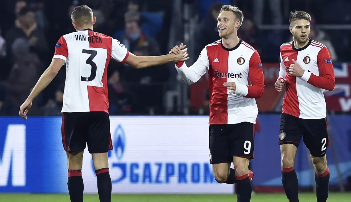 Striker Feyenoord, Nicolai Jorgensen, merayakan gol yang dicetaknya ke gawang Napoli pada laga Liga Champions di Stadion Kuip, Rotterdam, Rabu (6/12/2017). Feyenoord menang 2-1 atas Napoli. (AFP/John Thys)