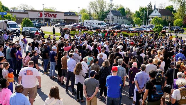 Kerumunan berkumpul saat polisi menyelidiki penembakan di supermarket Tops pada Sabtu, 14 Mei 2022, di Buffalo, NY. (Foto AP/Joshua Bessex)