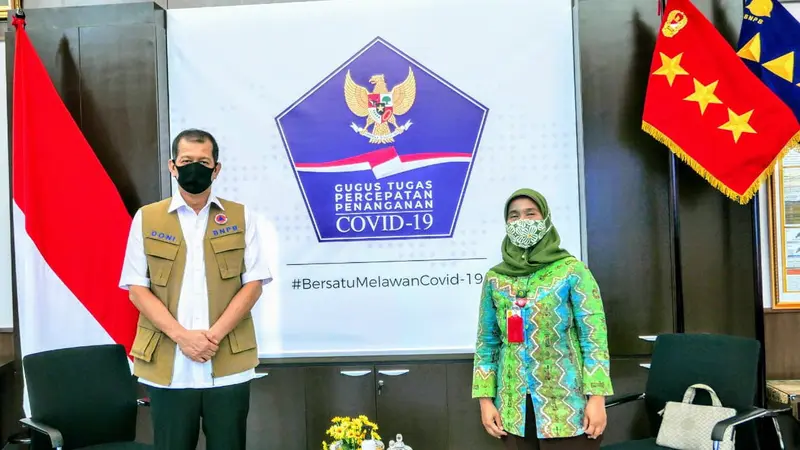 Kepala BNPB Doni Monardo bertemu dengan cucu pencetus slogan 4 sehat lima sempurna, Poorwo Soedarmo, Rini Sekartini. (Dok: BNPB)