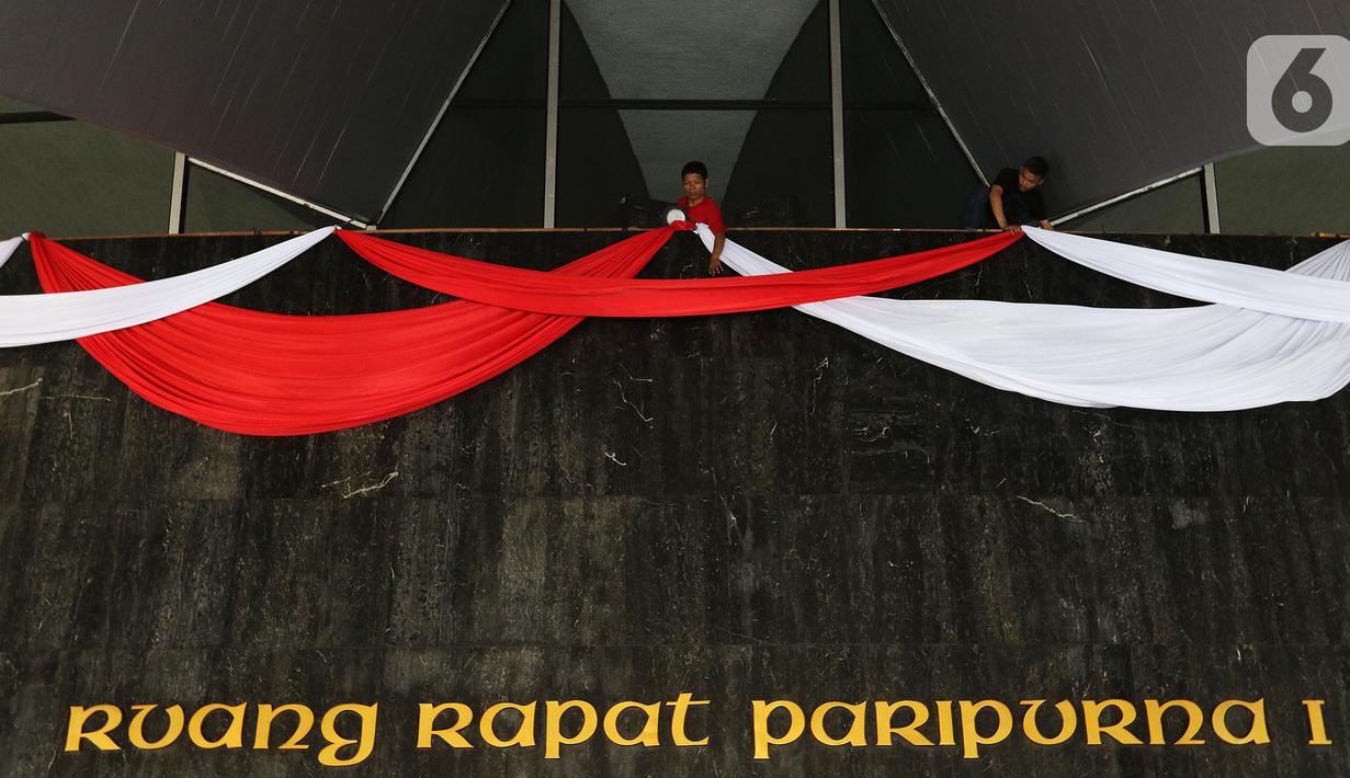 Pekerja mempercantik Ruang Rapat Paripurna I dengan Bendera Merah Putih di kompleks Parlemen MPR-DPR RI, Senayan, Jakarta, Rabu (16/10/2019). Ruang paripurna DPR tampak dihias menjelang pelantikan presiden dan wapres terpilih pada 20 Oktober mendatang. (Liputan6.com/Johan Tallo)