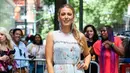 Blake Lively dengan sebuah gaun biru tanpa lengan dan detail bulu di bagian roknya. [Foto: Instagram/hollywood_popculture]