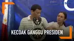 Presiden Filipina Rodrigo Duterte mengalami insiden kecil. Saat sedang berpidato tiba-tiba ada kecoak besar berjalan di pundaknya.