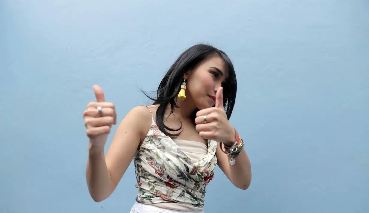 Selain sibuk dengan bisnis, dan sebagai penyanyi dangdut, Ayu kini disibukan dengan kegiatan baru. Ia menjadi presenter acara Brownis. Ia mengantikan Ivan Gunawan membawakan program televisi bersama Ruben Onsu. (Nurwahyunan/Bintang.com)