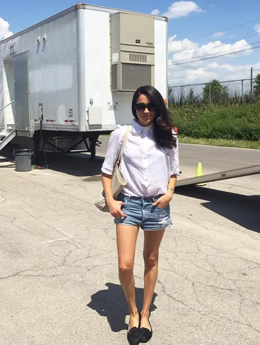 Selain memakai gaun cantik, street style ala Meghan ini juga kece banget. Seperti di foto ini, Meghan memadukan kemeja putih dengan denim short pants dan flat shoes hitamnya. Tampilannya makin kece dengan kaca mata hitamnya. (Instagram/meghanmarkle)