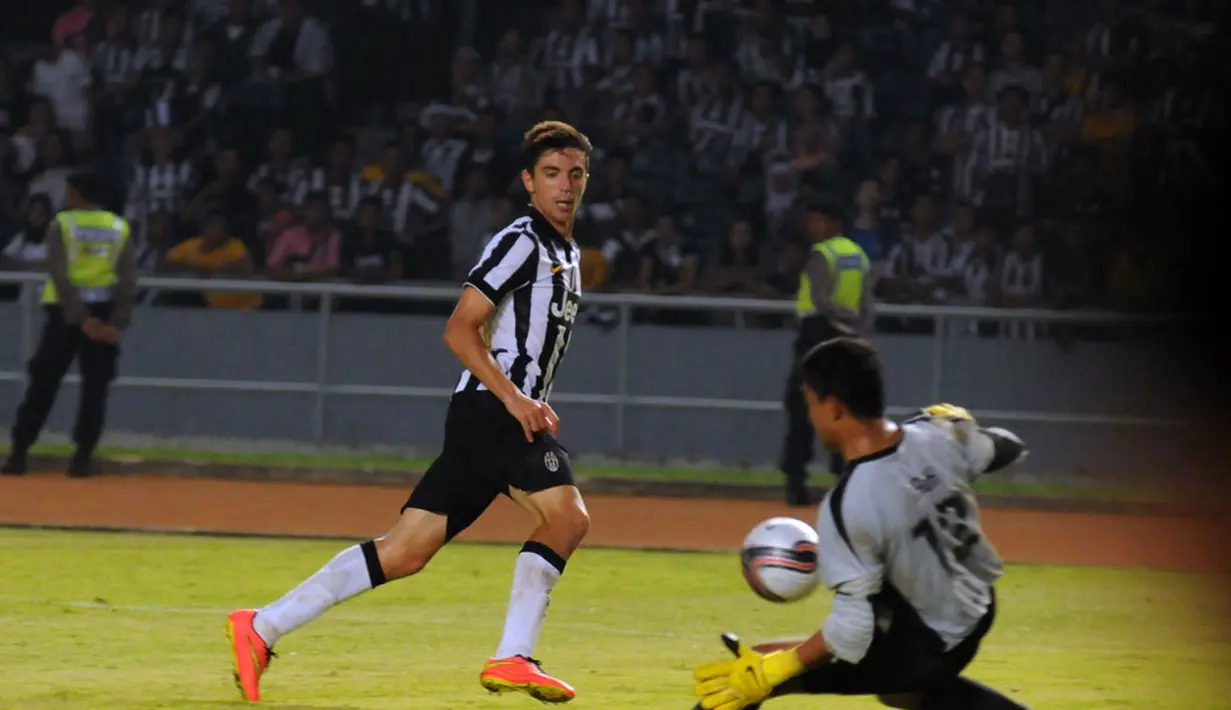 Penjaga gawang ISL All Stars, Teguh Amriruddin, berjibaku menahan serangan pemain muda Juventus saat berlaga di Stadion GBK Jakarta, (6/8/2014). (Liputan6.com/Helmi Fithriansyah)