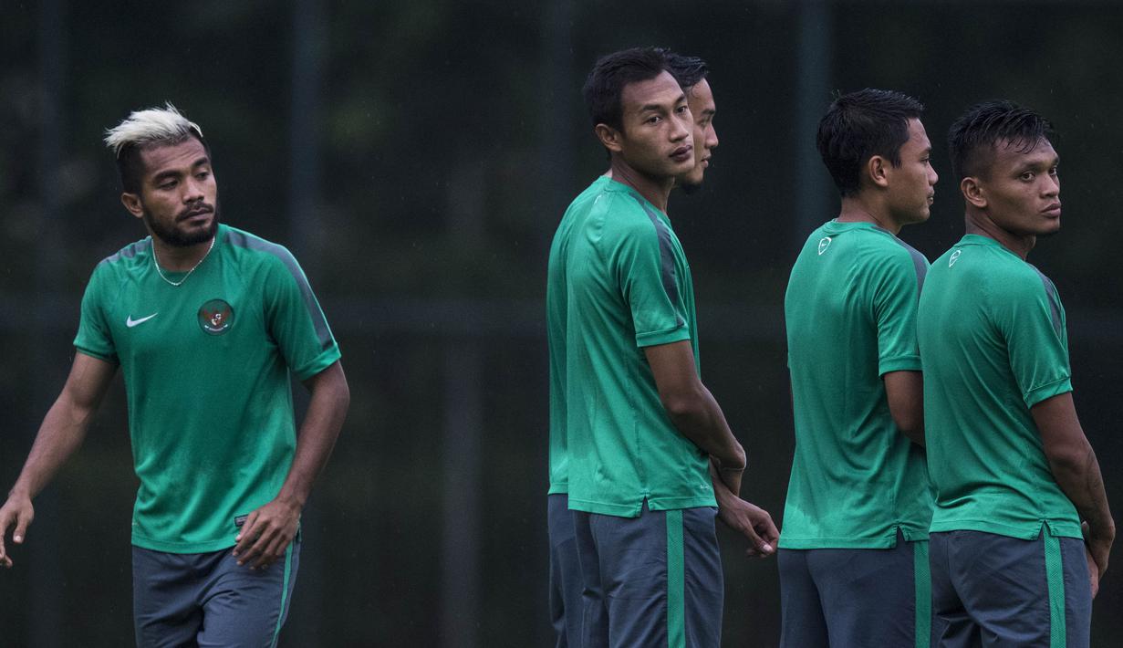 Penyerang timnas Indonesia, Zulham Zamrun, saat berlatih jelang Piala AFF 2016 di Lapangan Sekolah Pelita Harapan, Banten, Selasa (15/11/2016). Indonesia berada satu grup dengan Filipina, Thailand dan Singapura. (Bola.com/Vitalis Yogi Trisna)