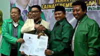 Ketua Umum PPP  Romahurmuziy bersama Sekjen PPP Arsul Sani foto bersama bakal calon Pasangan Gubernur dan Wakil Gubernur Jawa Barat Ridwan Kamil dan Uu Ruzhanul Ulum di Kantor PPP, Jakarta, Selasa (24/10). (Liputan6.com/JohanTallo)