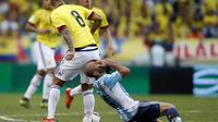 Laga Kolombia vs Argentina berlangsung keras. Javier Mascherano tutupi muka tahan rasa sakit (REUTERS/John Vizcaino)