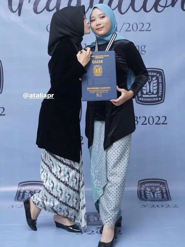 Romantisme Ridwan Kamil Ajak Putrinya Zara Berkeliling Naik Motor Setelah Lulus SMA , credit: @camilliazr