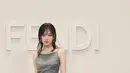Hadir di fashion show Fendi, personil IVE An Yujin mengenakan dress bodycon abu-abu dengan list lace pada bagian bawah, dipadukan hand bag dan boots hitamnya.