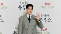 Kim Woo Bin  dalam konferensi pers Our Blues. (Foto: Netflix)