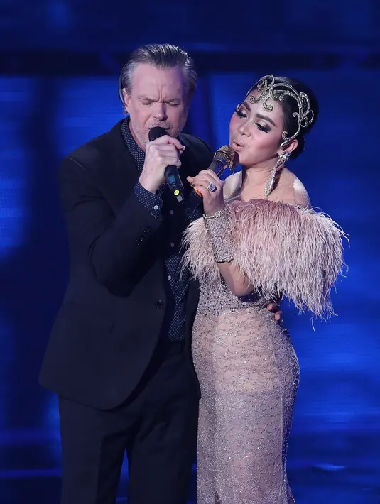 Kolaborasi Syahrini dengan Rick Price dengan membawakan lagu berjudul ‘Heaven Knows’ memang sangat mempesona. Chemistry diantara keduanya pun sangat kuat hingga memecahkan suasana panggung. (Bambang E. Ros/Bintang.com)