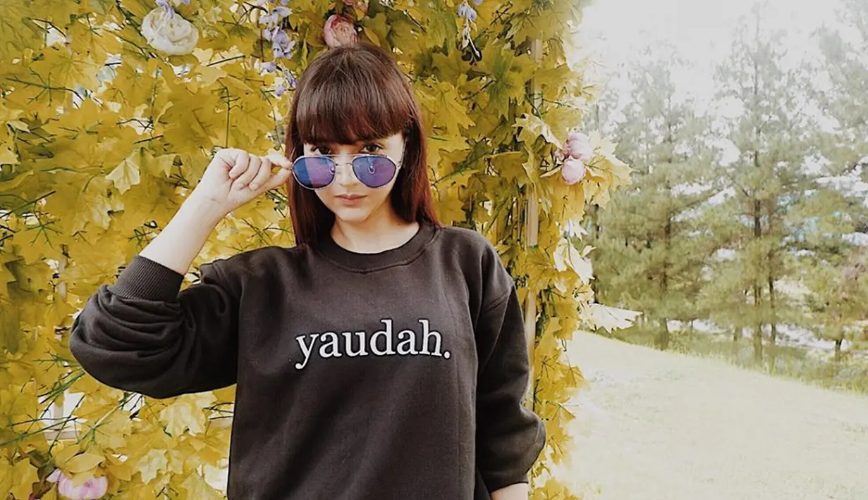 Salah satu aksesoris yang sering ia gunakan yaitu kacamata. Aktris yang baru saja menikah ini melengkapi OOTD-nya dengan kacamata hitam yang menambah pesonanya. (Liputan6.com/IG/@angelicasimp.new)