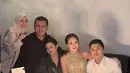 Ulang tahun Beby Tsabina kali ini semakin spesial karena telah berstatus sebagai istri. Di momen ulang tahunnya ia pun mendapat kejutan dari suami, orangtua, dan adiknya. [@bebytsabina]