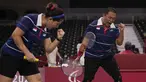 Dihari terakhir, Hary Susanto/Leani Ratri Oktila berhasil menambah pundi-pundi medali emas Indonesia di Paralimpiade Tokyo 2020. Hary/Leani memperoleh medali emas dari cabang olahraga bulutangkis nomor ganda campuran kelas SL3-SU5. (Foto: AP/Kiichiro Sato)