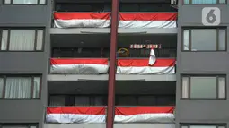 Pemasangan secara bersamaan bendera Merah Putih tersebut dilakukan oleh pihak manajemen Gedung Apartemen Taman Rasuna. (merdeka.com/Imam Buhori)