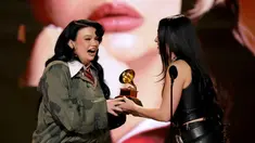 Penyanyi sekaligus penulis lagu asal Inggris, Lola Young (kiri) menerima penghargaan untuk kategori Penyanyi Pop Terbaik dari Charli XCX di atas panggung Penghargaan GRAMMY ke-68 di Crypto.com Arena, Los Angeles, California, pada 1 Februari 2026. (KEVIN WINTER/GETTY IMAGES NORTH AMERICA/Getty Images via AFP)