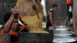 Perajin mengolah kedelai untuk dijadikan tahu di industri rumahan di Jakarta, Selasa (10/11). Menurunnya daya beli masyarakat menyebabkan sejumlah rumah produksi tahu menurunkan produksinya dari 100 kg/hari menjadi 70 kg/hari. (Liputan6.com/Johan Tallo)