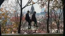 Dua penggemar sepeda mengenakan kostum sejarah sambil mengendarai Penny Farthing atau dikenal sebagai sepeda roda tinggi selama kompetisi tradisonal 'One Mile Race' di Praha, Republik Ceko pada 3 November 2018. (Photo by Michal CIZEK / AFP)