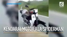 Dua wanita berhijab dikecam warga lantaran mengendarai motor dengan pose ala Spiderman.