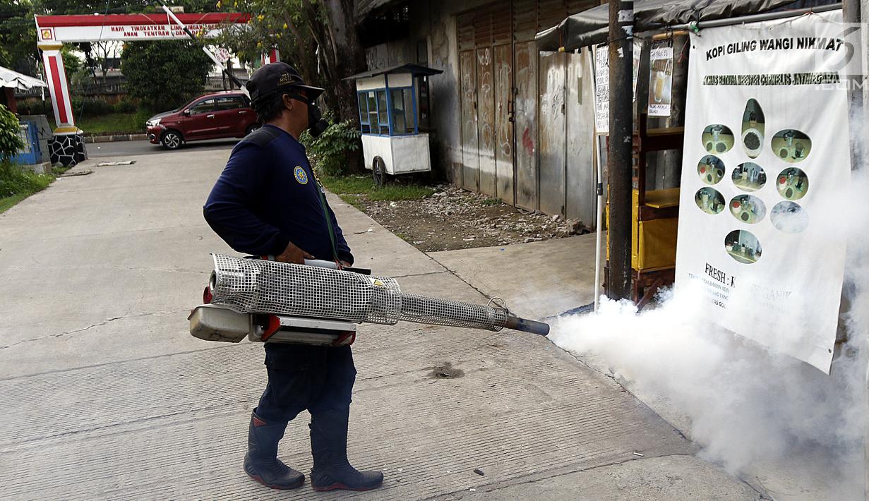 Petugas melakukan pengasapan (fogging) untuk memutus siklus hidup nyamuk aedes aegypti di Jalan Delima Raya, Jakarta Barat, Selasa (30/4/2019). Pengasapan itu untuk mencegah penyebaran wabah penyakit Demam Berdarah Dengue (DBD) saat musim hujan mulai terjadi di Jakarta. (Liputan6.com/Johan Tallo)