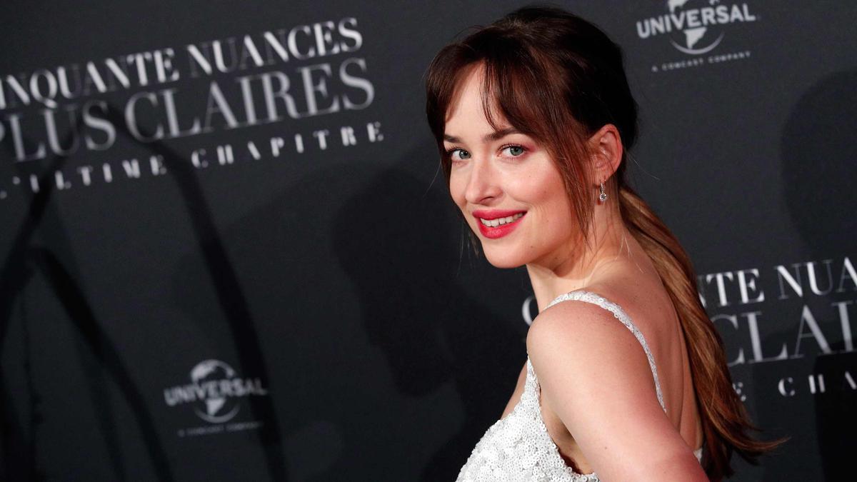 Dakota Johnson Terima Penghargaan di Karlovy Vary, Puji Sineas Celine Song: Mungkin Sutradara Terbaik di Zaman Kita
