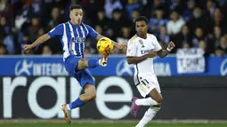 Real Madrid secara dramatis sukses mengalahkan Deportivo Alaves dengan skor tipis 1-0. (AP Photo/Ricardo Larreina)