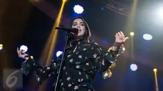 Penyanyi asal Inggris Dua Lipa saat menjadi bintang tamu acara SCTV Music Awards 2017 di Studio 6 EMTEK, Jakarta, Selasa (16/5). Dua Lipa adalah penyanyi, penulis lagu dan model berkebangsaan Inggris keturunan Albania. (Liputan6.com/Gempur M Surya)