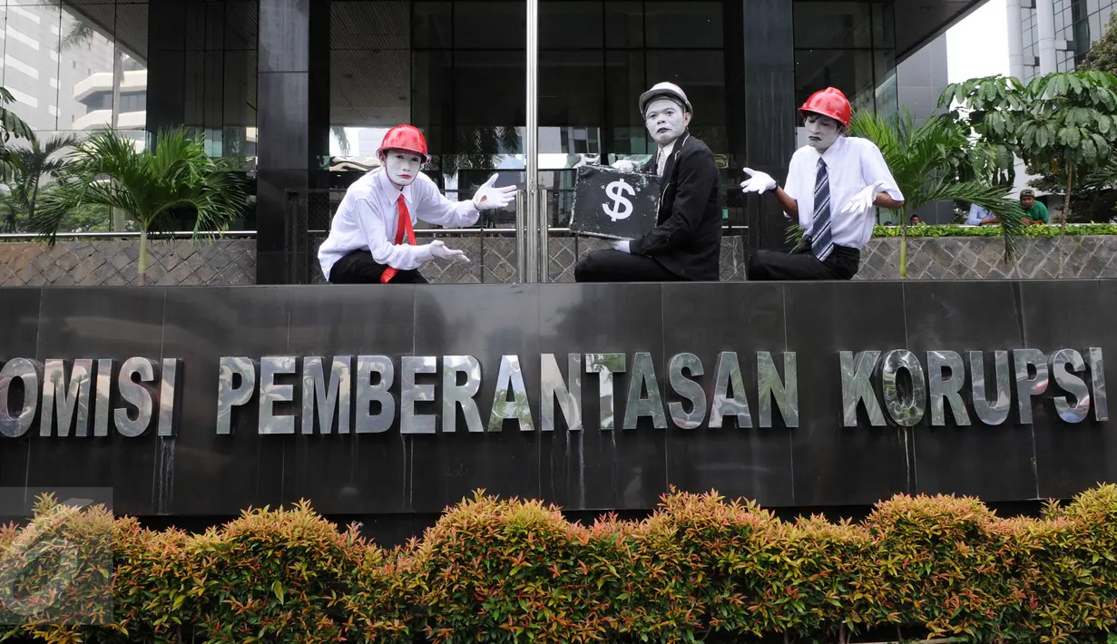 Pekerja PT JICT dan PT Pelindo II melakukan aksi pantomim di depan KPK, Jakarta, Kamis (11/2). Dalam aksinya, mereka menanyakan pengusutan kasus perpanjangan kontrak JICT yang terindikasi melanggar UU (Liputan6.com/Helmi Afandi)