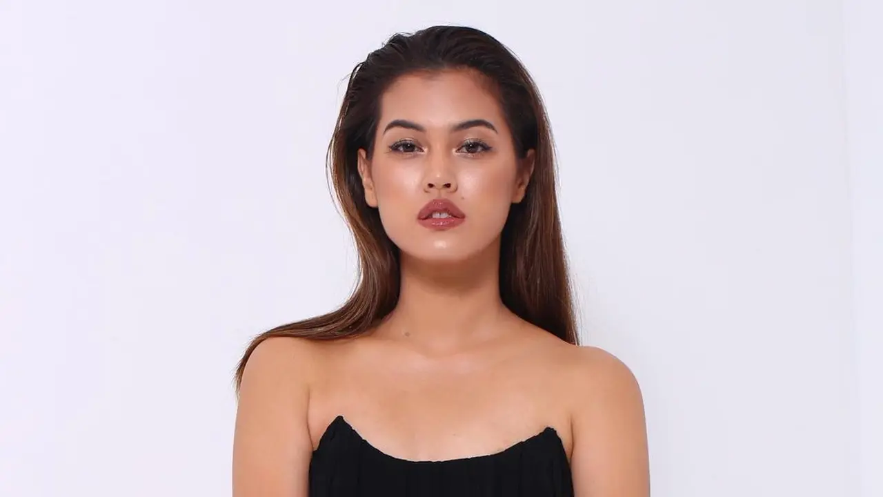 7 Gaya Pemotretan Rebecca Tamara dengan Gaun Hitam, Tampil Menawan