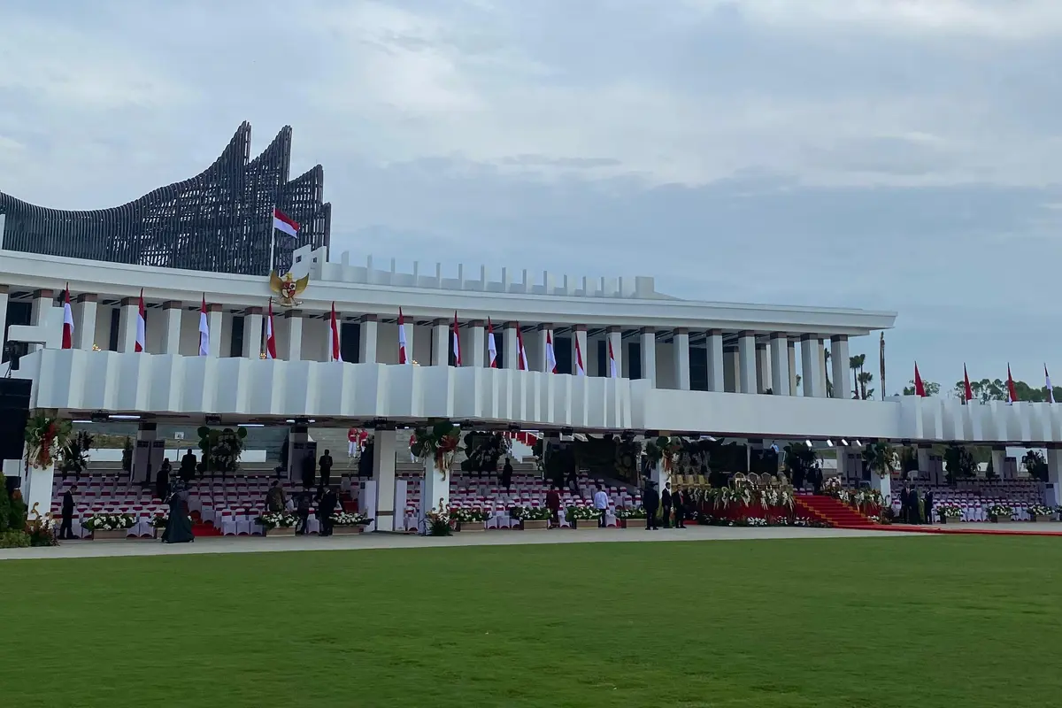 Sejumlah tamu undangan mulai berdatangan untuk menghadiri perayaan HUT Ke-79 Republik Indonesia di Ibu Kota Negara (IKN) Nusantara, Kalimantan Timur, Sabtu (17/8/2024) (Merdeka.com)