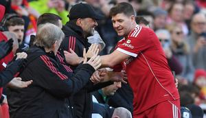 Manajer Liverpool Legends, Jurgen Klopp (kiri), berjabat tangan dengan gelandang Liverpool Legends, Steven Gerrard (kanan), saat ia diganti selama pertandingan Legends antara Liverpool Legends dan Dortmund Legends di Anfield, Liverpool, Inggris barat laut pada 28 Maret 2026.
(PETER POWELL/AFP)