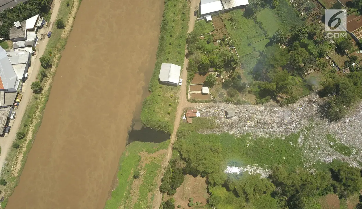 Foto udara Sungai Citarum (kiri) dan Citarum Lama di kawasan Cicukang, Bandung, Jawa Barat, Rabu (3/4). Pemerintah berencana merevitalisasi Sungai Citarum dalam enam tahun ke depan. (Liputan6.com/Herman Zakharia)
