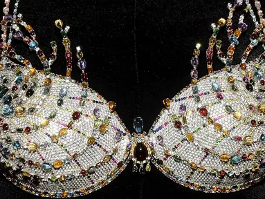 Brand pakaian dalam Victoria's Secret kembali merilis bra mewah dengan taburan batu berharga, California, Senin (2/11/ 2015). Bra yang dihiasi 6.500 batu berharga itu dilapisi emas 18 karat. (Reuters/ Kevork Djansezian)