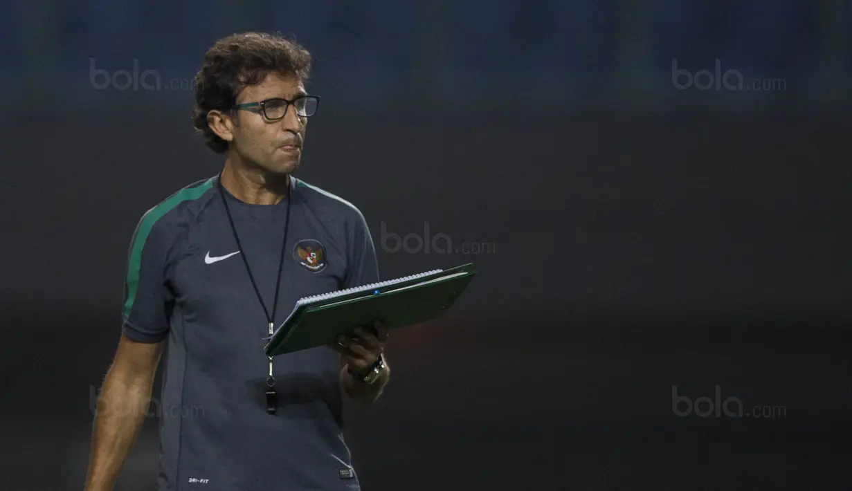 Pelatih Timnas Indonesia, Luis Milla, memberikan instruksi saat latihan di Stadion Patriot, Bekasi, Senin (2/10/2017). Latihan ini merupakan persiapan jelang laga persahabatan melawan Kamboja. (Bola.com/Vitalis Yogi Trisna)