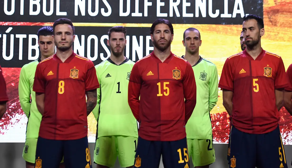 Pemain Timnas Spanyol Saul Niguez (kiri), Sergio Ramos (tengah), dan Sergio Busquets (kanan) saat presentasi jersey baru untuk Piala Eropa 2020 di Las Rozas de Madrid, Spanyol, Selasa (12/11/2019). Timnas Spanyol memperkenalkan jersey baru untuk menyambut Piala Eropa 2020. (OSCAR DEL POZO/AFP)