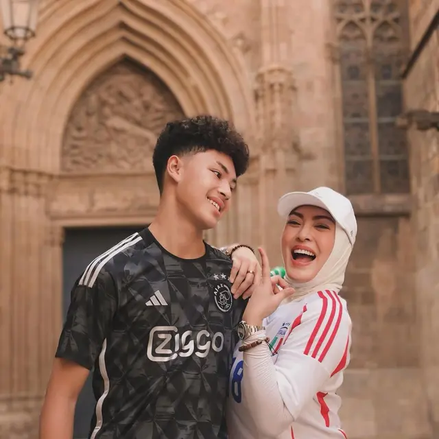 Angelina Sondakh dan Keanu Massaid di Barcelona (Instagram/angelinasondakh09)