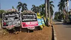 Karangan bunga untuk almarhumah Siti Habibah, Ibunda Presiden ke-6 RI, Susilo Bambang Yudhoyono (SBY) di Puri Cikeas, Bogor, Sabtu (31/8/2019). Salah satu karangan bunga duka cita dikirim Presiden Ke-5 RI Megawati Soekarnoputri dan Sekjen DPP PDIP Hasto Kristiyanto. (Liputan6.com/Herman Zakharia)