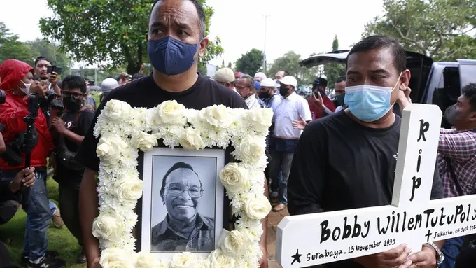 [Fimela] Pemakaman Bob Tutupoly
