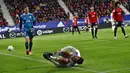 Pemain Real Madrid Dani Ceballos berbaring di lapangan saat melawan Osasuna pada pertandingan sepak bola La Liga Spanyol di Stadion El Sadar, Pamplona, Spanyol, 20 April 2022. Real Madrid menang 3-1. (AP Photo/Alvaro Barrientos)