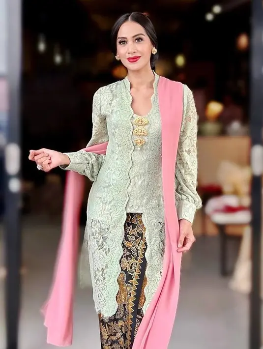 <p>Meski usianya sudah setengah abad lebih, namun Diah tetap terlihat awet muda. Lihat betapa cantiknya ia dalam balutan kebaya ini. [Foto: instagram.com/dps_diahpermatasari]</p>