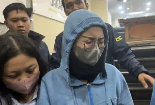 Model wanita Ansy Jan De Vries usai menjalani pemeriksaan sebagai saksi di Polda Metro Jaya, Kamis (21/5/2026) malam. Ia diperiksa terkait penyebaran berita bohong soal pembegalan dan pembacokan yang sempat viral di media sosial. (Liputan6/Ady Anugrahadi)