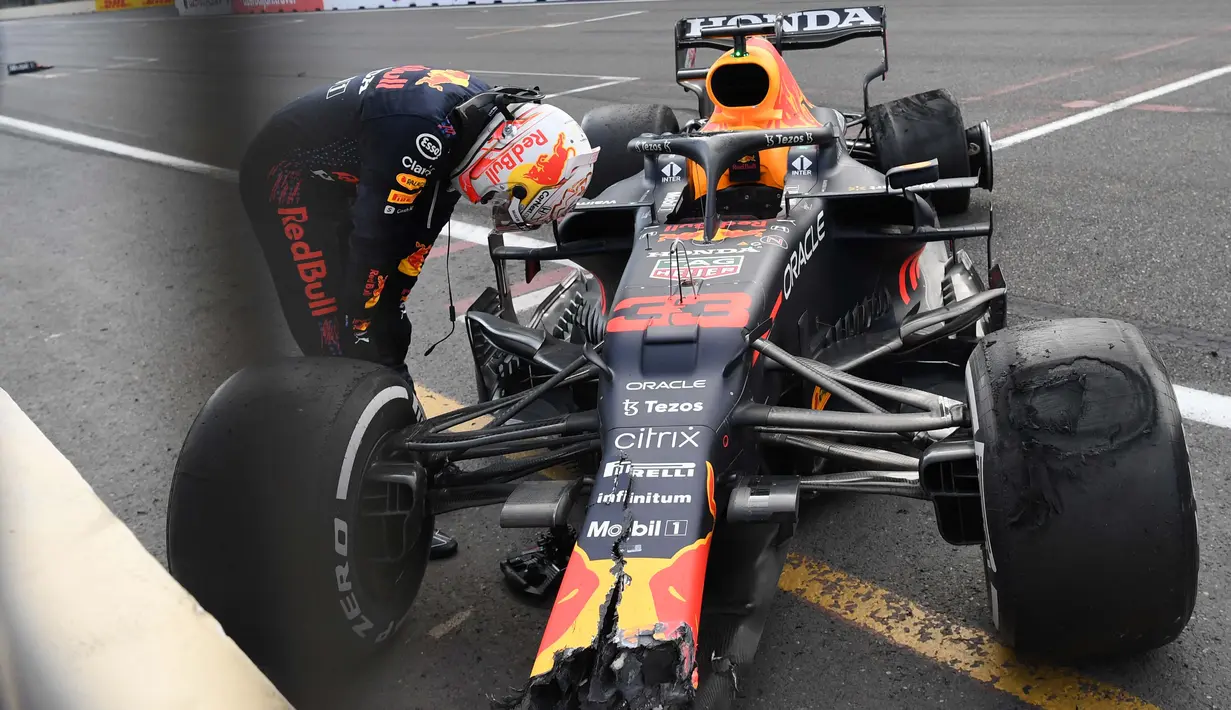 Verstappen tidak mengalami cedera apa pun. Namun, itu jadi pukulan besar bagi posisi pembalap asal Belanda itu di klasemen sementara F1 2021. (Foto: AFP/Natalia Kolesnikova)