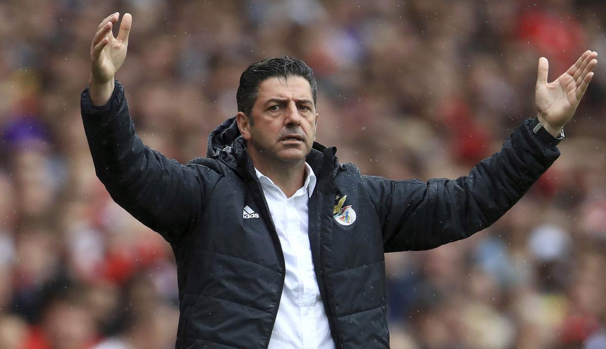 Manajer Benfica, Rui Vitoria, tampak kecewa saat melawan Arsenal pada laga Emirates Cup di Stadion Emirates, London, Sabtu (29/7/2017). Arsenal menang 5-2 atas Benfica). (AP/John Walton) 