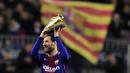 Bintang Barcelona, Lionel Messi mengangkat sepatu emas yang diterima setelah berhasil menjadi pencetak gol terbanyak Eropa pada 2017 di Camp Nou stadium, Barcelona, (17/12/2017). (AFP/Javier Soriano)