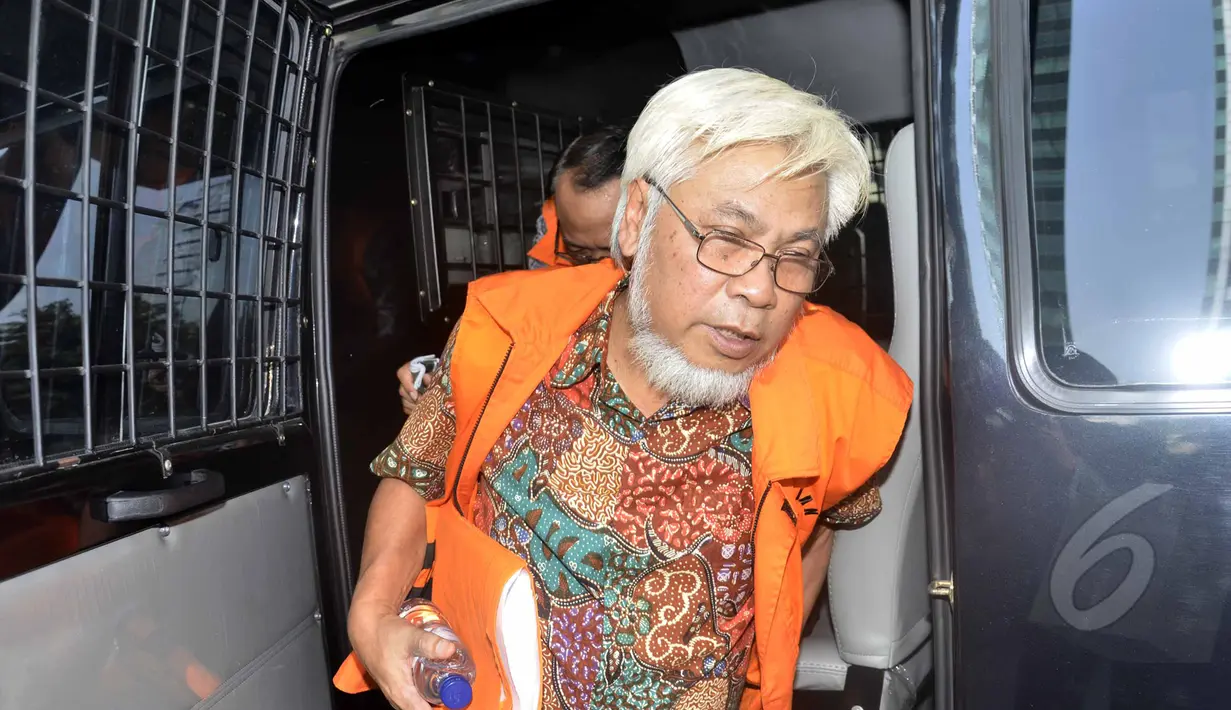 Suroso Atmo Martoyo memenuhi panggilan KPK, Jakarta, Selasa (12/5/2015). Suroso diperiksa terkait kasus dugaan suap proyek pengadaan zat tambahan bahan bakar tetraethyl lead (TEL) Pertamina tahun 2004-2005.  (Liputan6.com/Helmi Afandi)