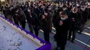 Orang-orang mengunjungi Kuil Kanda Myojin untuk berdoa Tahun Baru di Tokyo pada 4 Januari 2023.  Karyawan perusahaan, banyak yang mengenakan jas, berbondong-bondong ke kuil Kanda Myojin di pusat kota Tokyo untuk mempersembahkan doa tradisional untuk "bisnis yang baik" pada 4 Januari, hari kerja pertama tahun ini. (AFP/Kazuhiro Nogi)